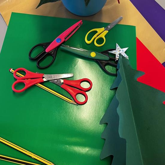 Højtlæsning: Julehistorier og flettede julehjerter. 13.12 på Rønne Bibliotek